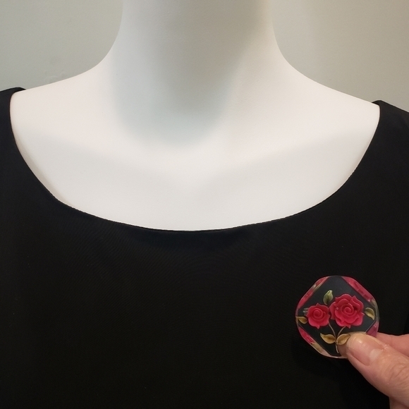 VINTAGE 1940s Early Plastic Reverse Carved Lucite Floral Rose Brooch - Picture 2 of 5